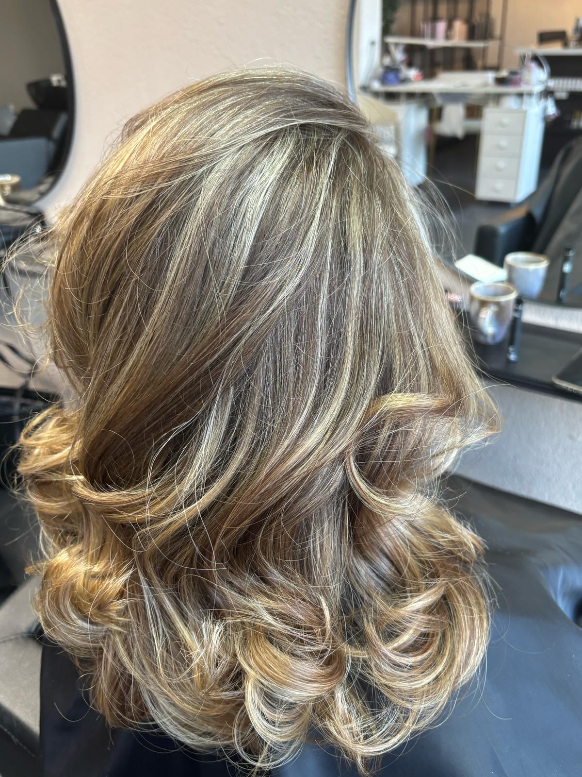 Blonde Highlights im Salon