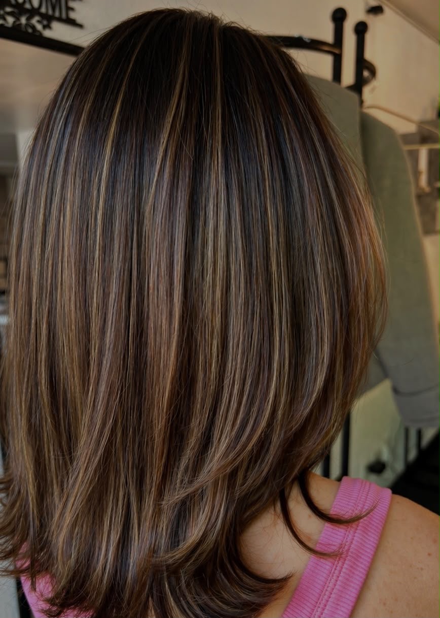 Gestuftes braunes Haar von hinten