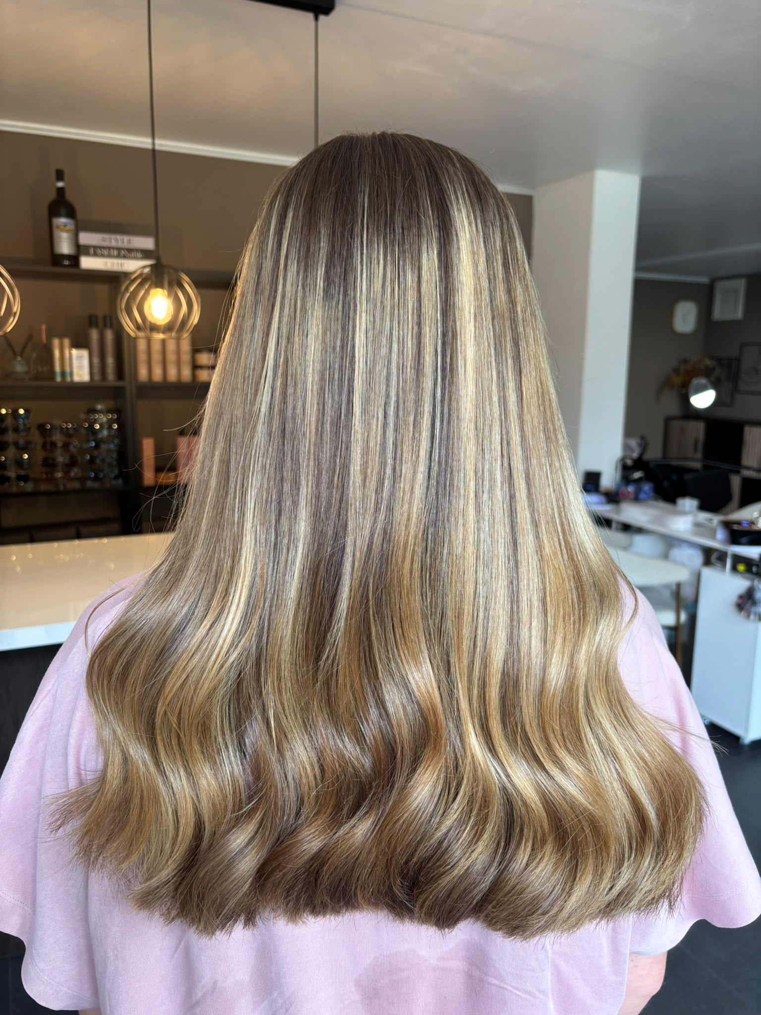 Langes blondes Haar mit Highlights