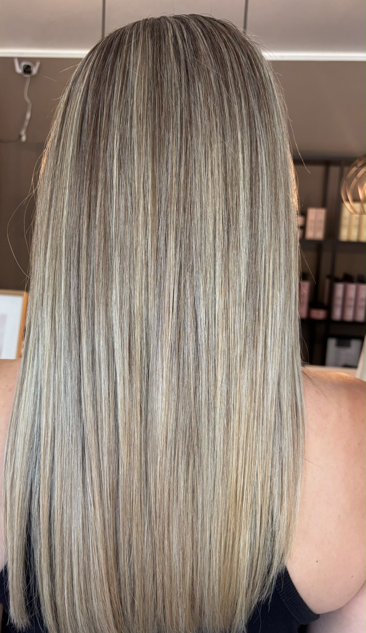 Glattes aschblondes Haar